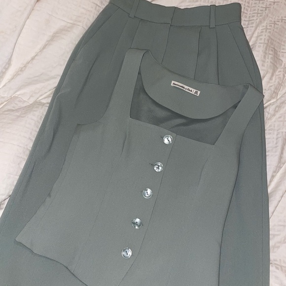 Abercrombie & Fitch Sage Green Pantsuit - Picture 4 of 7